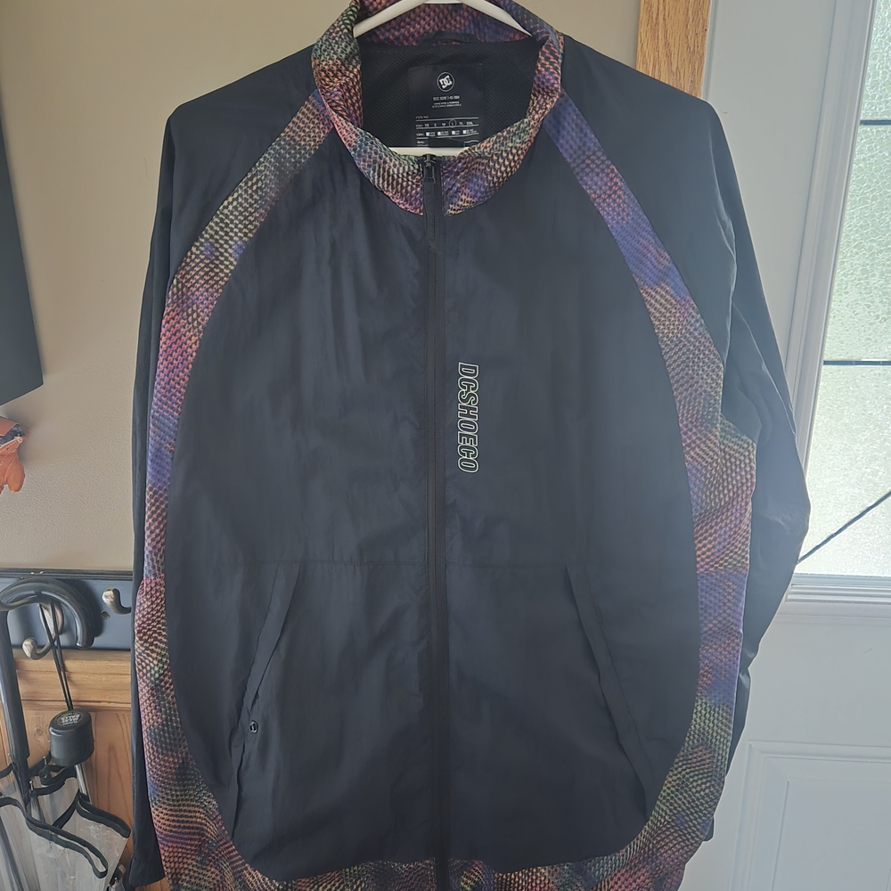 DCSHOES Men's Black Windbreaker with Colorful Pattern
